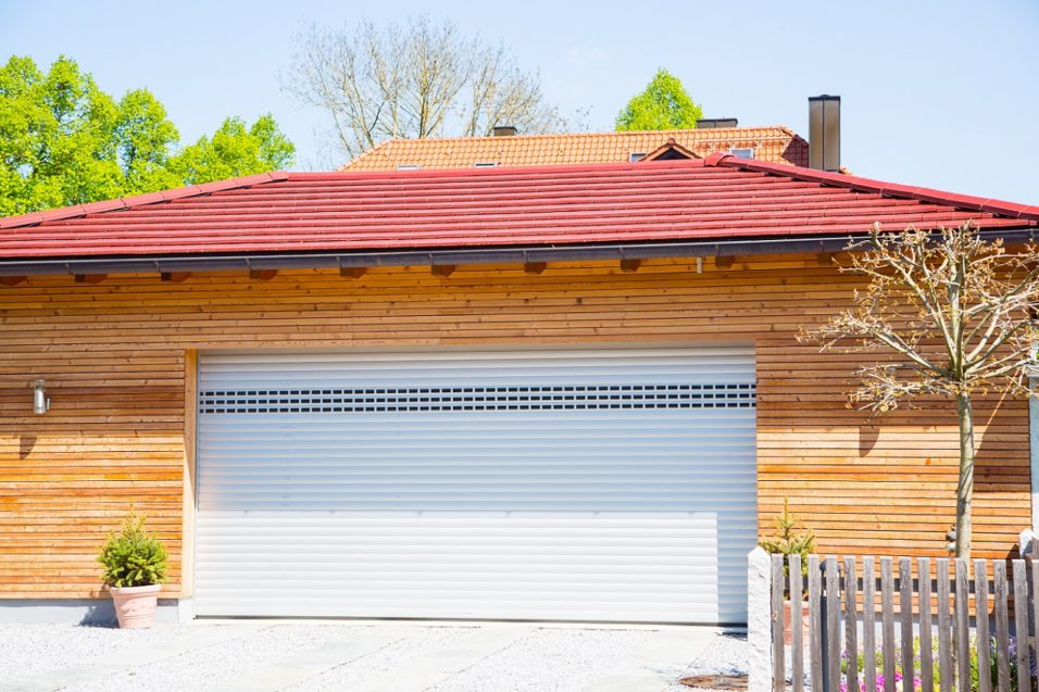 Porte de garage enroulable en aluminium double paroi maison moderne